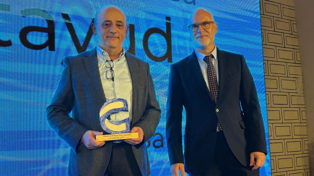 Francisco Farrer, director de DIMA, recoge el galardón y lo entrega José Ángel Subirá, vicepresidente de CEOE Aragón.