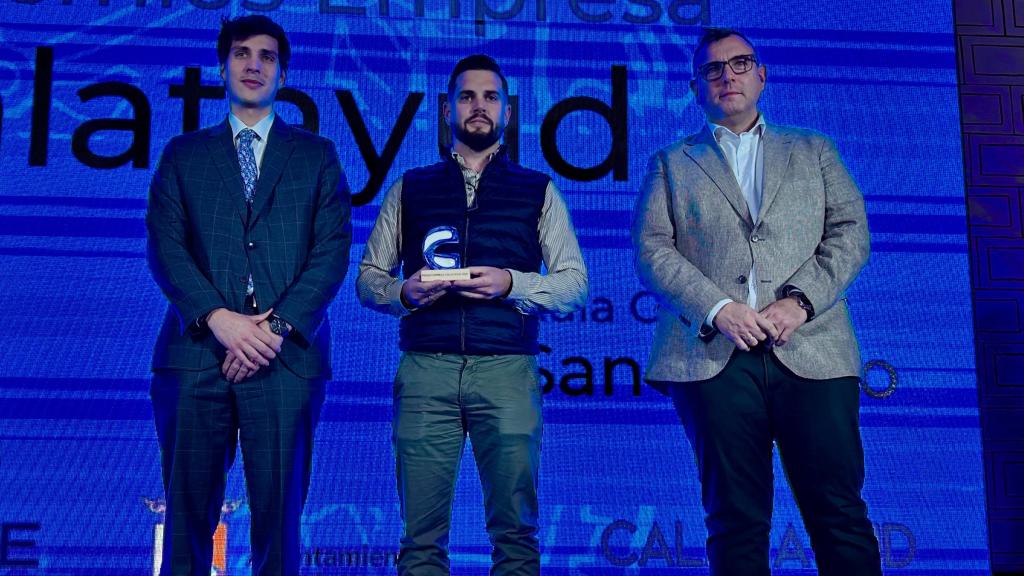 Recoge el premio Víctor Sanz, CEO de Iberia Compositech, y lo entrega Arturo Ballano, concejal de Desarrollo Económico y Promoción Local.