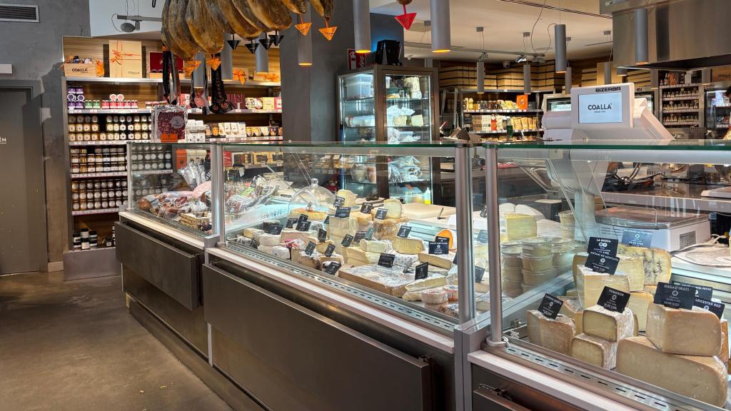 Chacutería y zona de ultramarinos de Coalla Serrano.