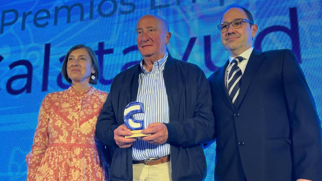 Recogen el premio Daniel Arias (presidente de Amibil) y Lucrecia Jurado (directora-gerente), entrega el premio Jaime Polo, presidente de Calatayud empresa.