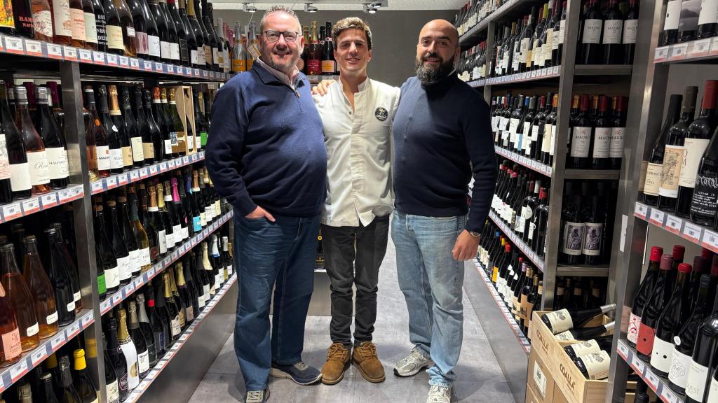 Miguel Llanos, Gonzalo Coalla y Arturo García, en los pasillos con más de 1.300 referencias de vino.