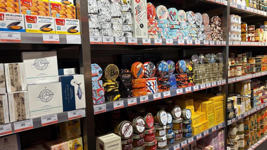 Estantería de ultramarinos.