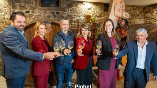El Brasão Dourado de Pinhel acogió la presentación y contó con la presencia de Daniela Capelo, presidenta de la Câmara Municipal; Rodolfo Queirós, presidente de la CVRBI; Catarina Dourado, gerente; y el reconocido chef Diogo Rocha.