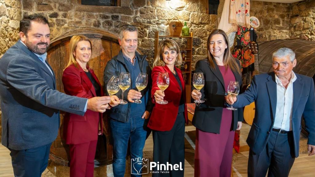 El Brasão Dourado de Pinhel acogió la presentación y contó con la presencia de Daniela Capelo, presidenta de la Câmara Municipal; Rodolfo Queirós, presidente de la CVRBI; Catarina Dourado, gerente; y el reconocido chef Diogo Rocha.