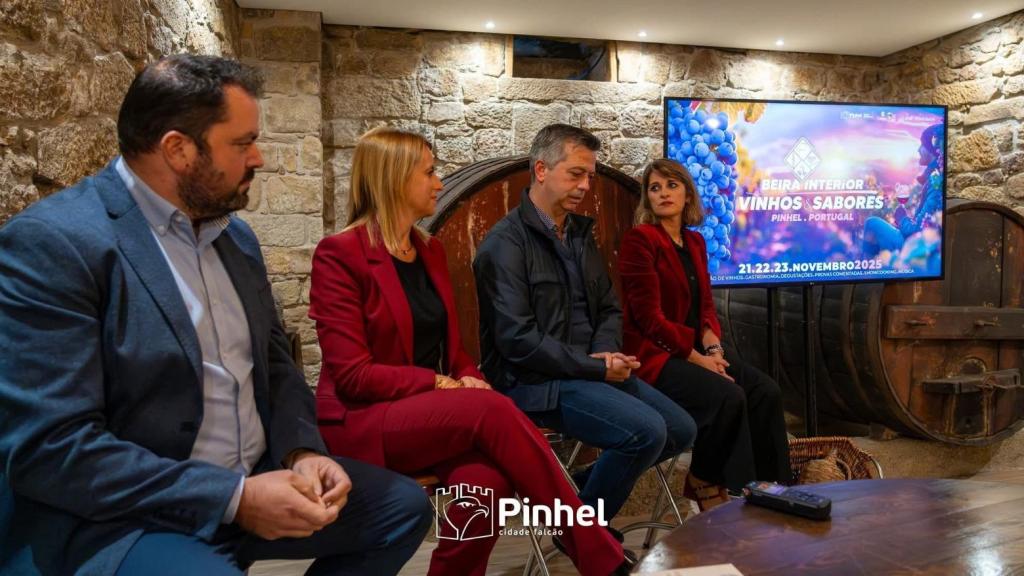 La presidenta de la Câmara Municipal de Pinhel, Daniela Capelo, preside la presentación del certamen en el Brasão Dourado.