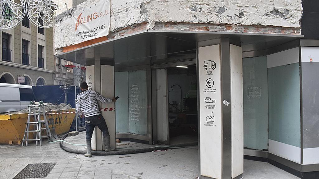 Los obreros trabajando en lo que será un nuevo Dia en Valladolid