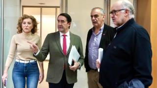 El consejero de Medio Ambiente, Vivienda y Ordenación del Territorio, Juan Carlos Suárez-Quiñones, a su llegada a la rueda de prensa de este viernes