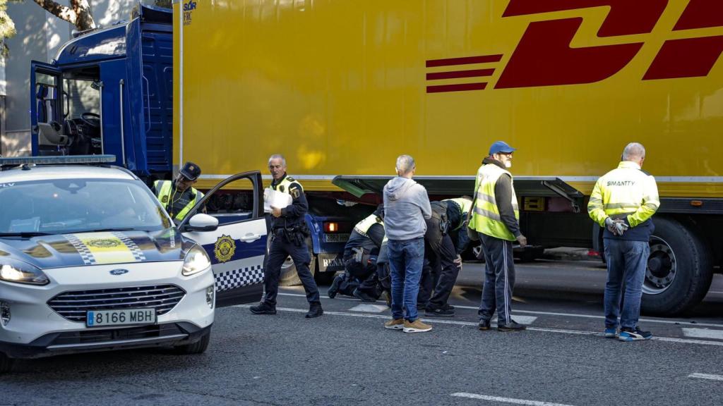 Una joven de 20 años fallece tras ser arrollada por un camión de reparto. EFE/Manuel Bruque