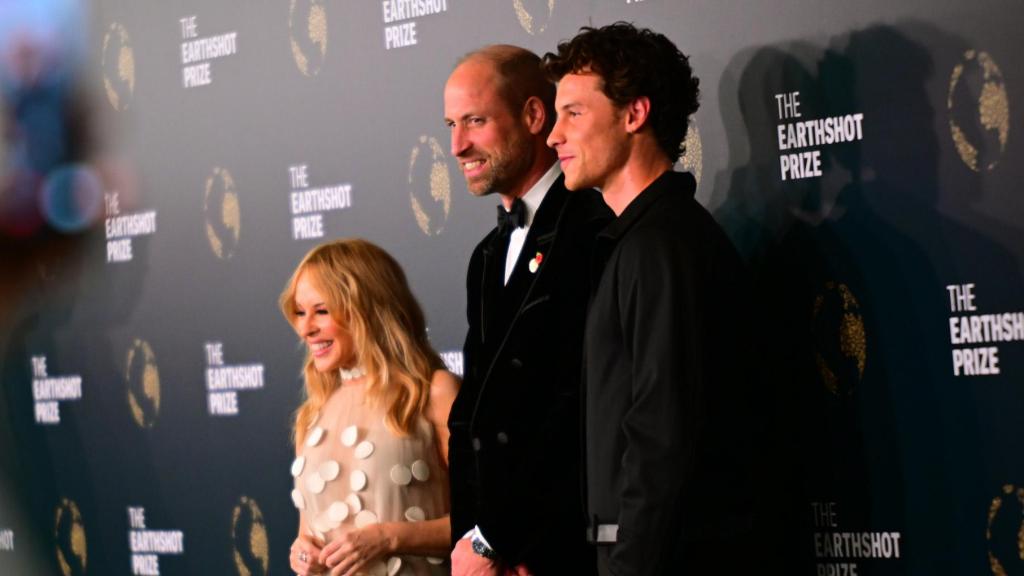 El príncipe Guillermo, con Kylie Minogue y Shawn Mendes, en su visita a Río de Janeiro.