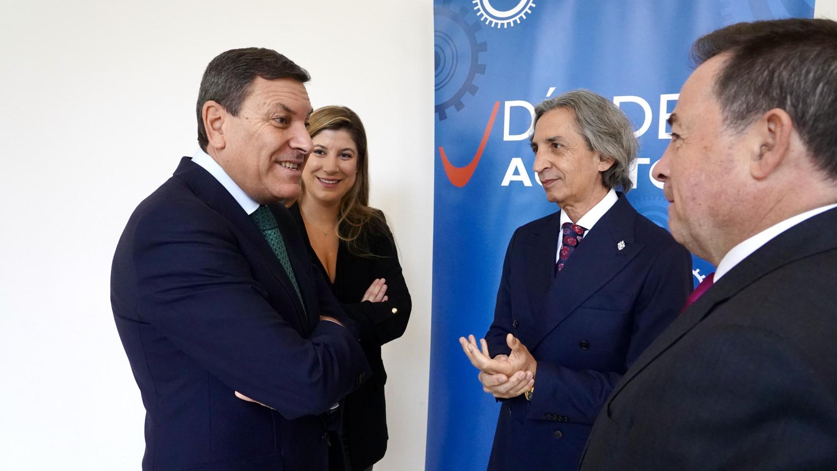 El presidente del Colegio de Economistas, Juan Carlos De Margarida, y el consejero de Economía y Hacienda de la Junta, Carlos Fernández Carriedo, en la celebración del XV Día de la Auditoría