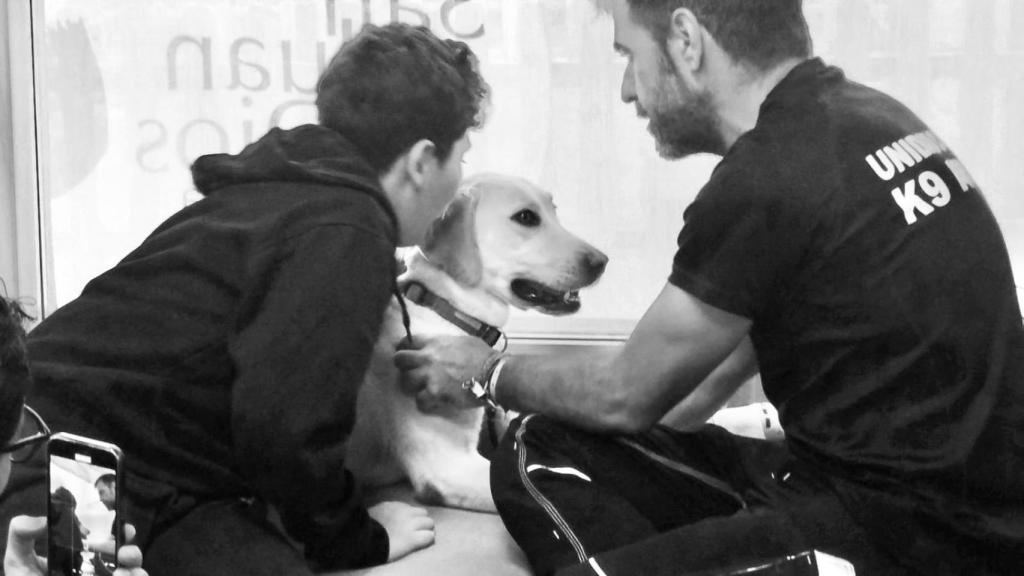 Luis Prades con su perro en una dinámica.