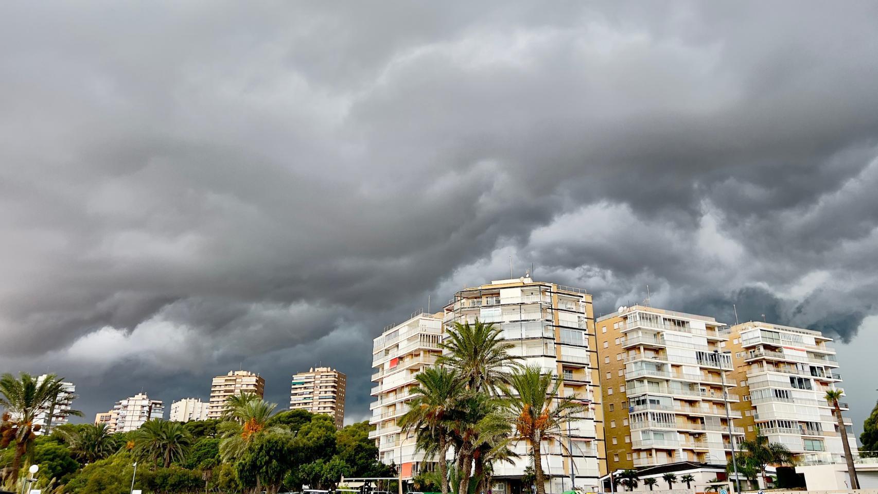 El viento azota Alicante con rachas de hasta 97 km/h y anuncia un fin de semana inestable
