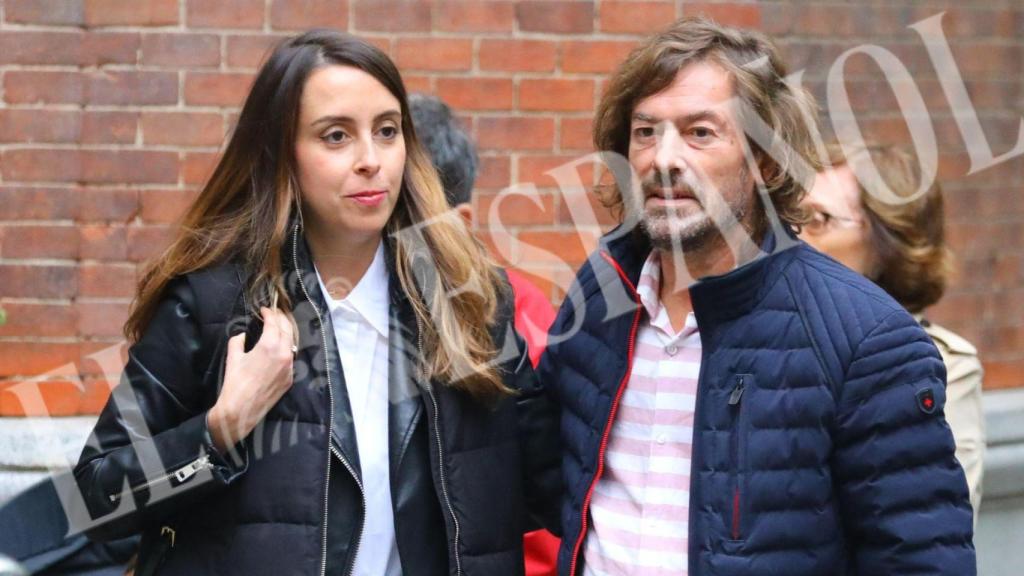 El juez Santiago Pedraz y su mujer, Elena Hormigos, han disfrutado de una jornada en familia en Madrid.