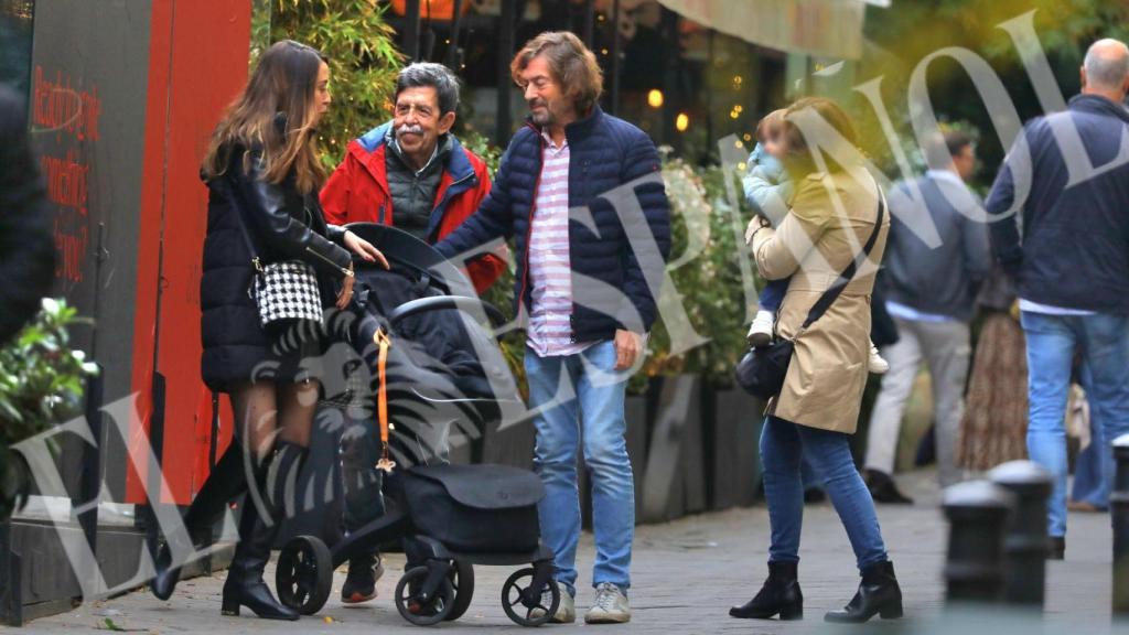 Los jueces Santiago Pedraz y Elena Hormigos, con su hijo Jacobo y sus abuelos maternos, tras disfrutar de una comida familiar en Madrid.