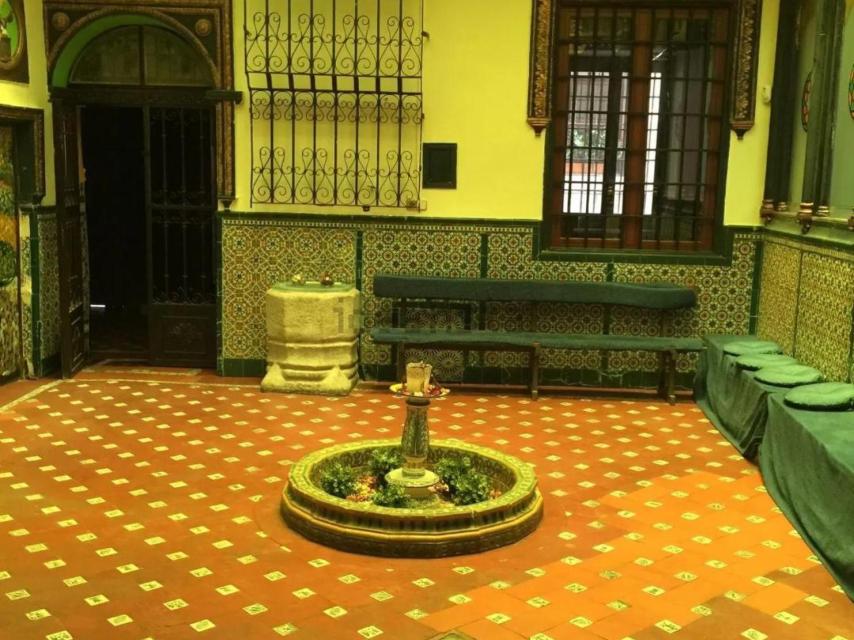 Patio porticado del inmueble.