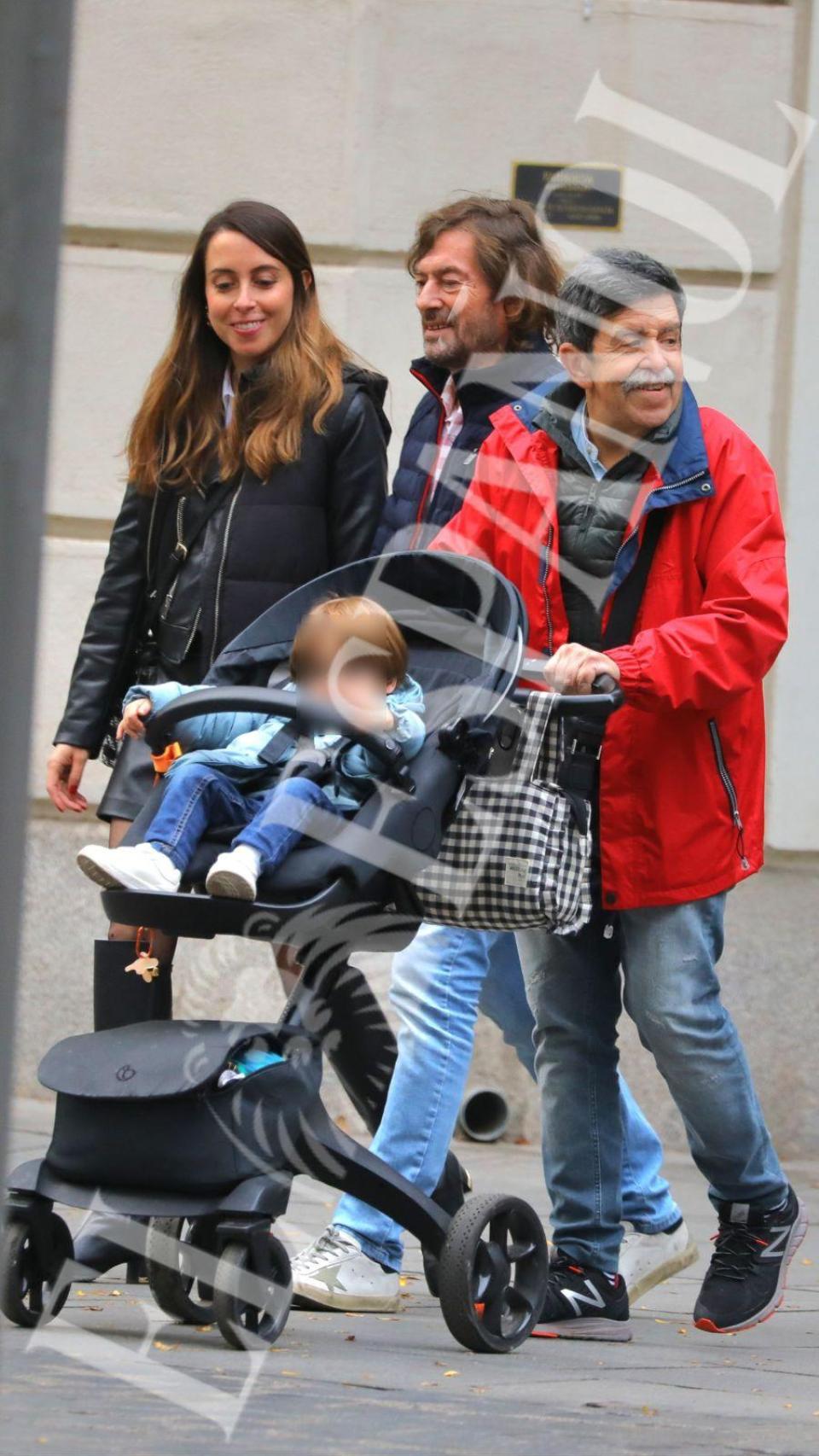 El juez Pedraz, durante un paseo por la capital junto a su pareja, Elena Hormigos, y su familia.
