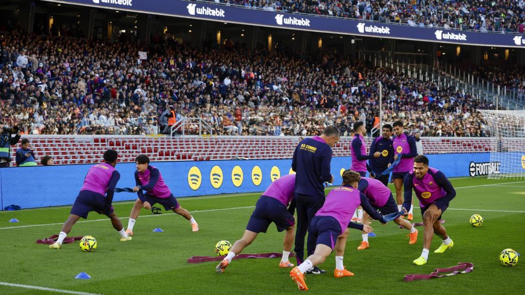 Los jugadores del Barça se ejercitan en el Camp Nou.