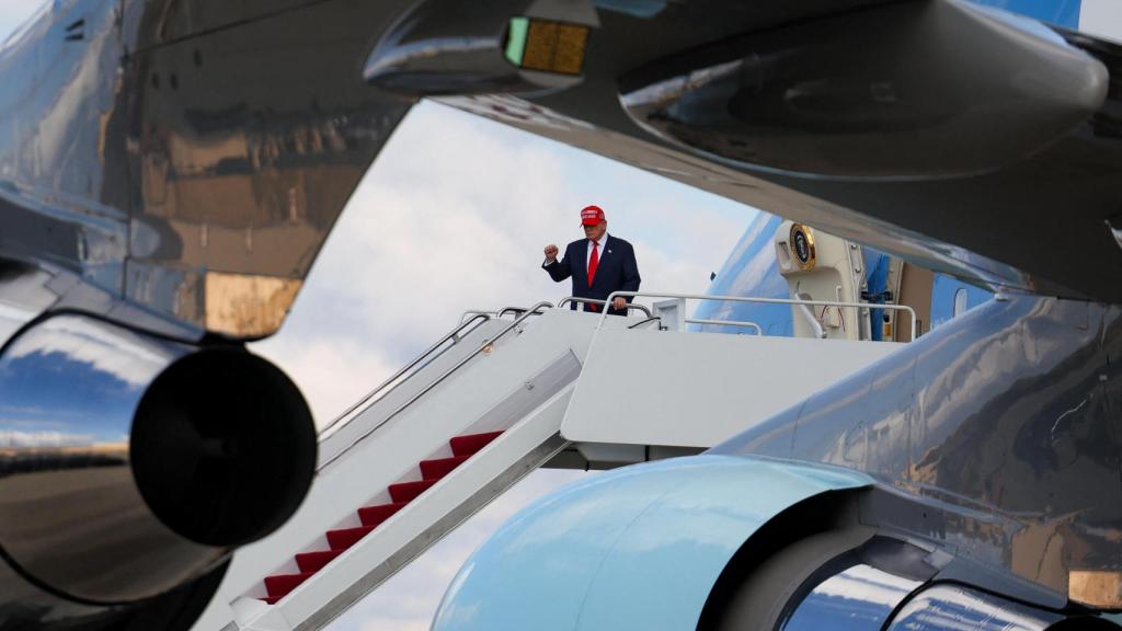 Trump saliendo del Air Force One en la Base Conjunta Andrews de EEUU.