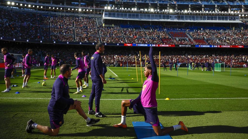Lamine Yamal se entrena en el Camp Nou.