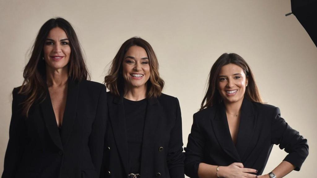 Toñi Moreno con sus amigas y socias de agencia, Manuela y Carlota.