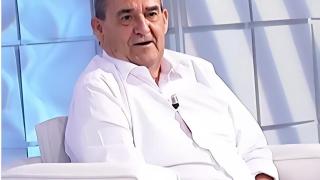 El jubilado está aprendiendo cosas nuevas de la vida.