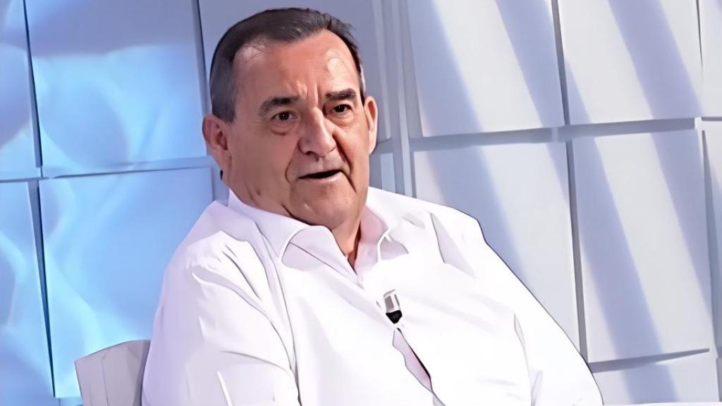 El jubilado está aprendiendo cosas nuevas de la vida.