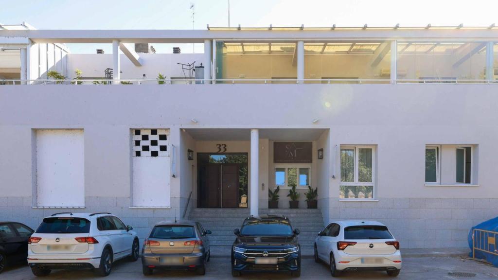 Fachada del local en la carretera de Navalpino, un antiguo bajo comercial que ha recibido licencia para ser transformado en seis apartamentos turísticos.