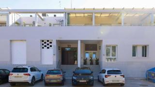 Fachada del local en la carretera de Navalpino, un antiguo bajo comercial que ha recibido licencia para ser transformado en seis apartamentos turísticos.