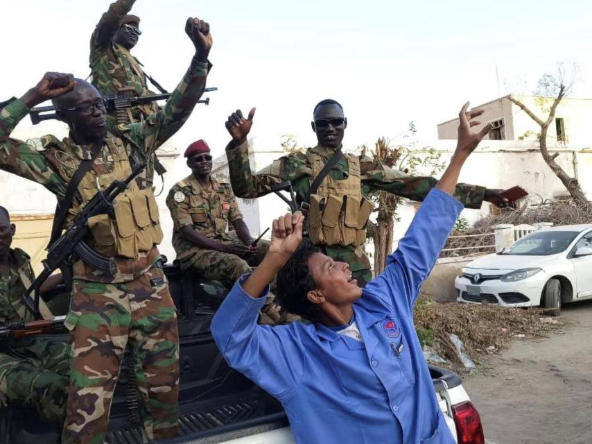 Soldados sudaneses celebran la toma de una ciudad frente a los rebeldes.