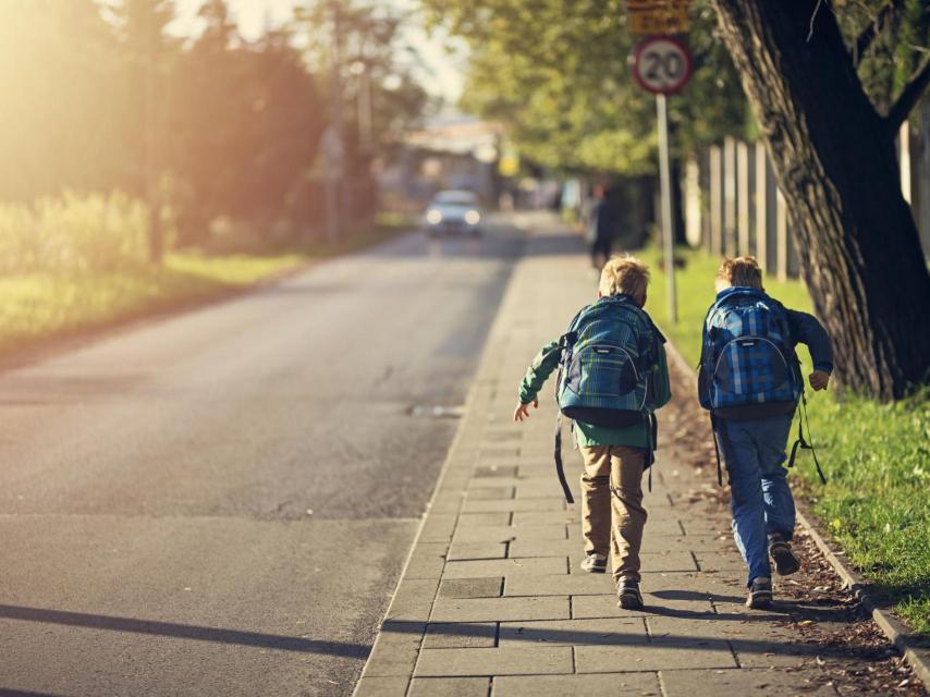 Niños yendo solos a la escuela.