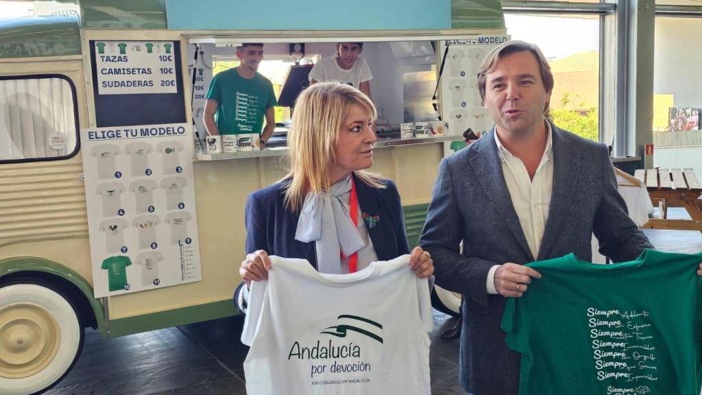 Miranda y Repullo, con las camisetas que se venden en el Congreso del PP.