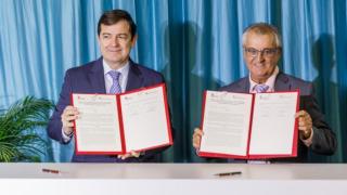 El presidente de la Junta de Castilla y León, Alfonso Fernández Mañueco, firma el protocolo entre el Gobierno autonómico y el Ayuntamiento de Bernuy de Porreros para la ampliación del polígono industrial Los Hitales, este viernes