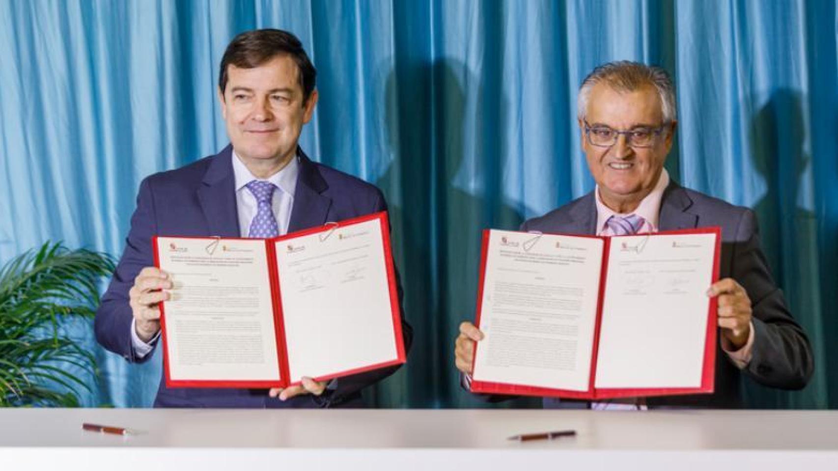 El presidente de la Junta de Castilla y León, Alfonso Fernández Mañueco, firma el protocolo entre el Gobierno autonómico y el Ayuntamiento de Bernuy de Porreros para la ampliación del polígono industrial Los Hitales, este viernes