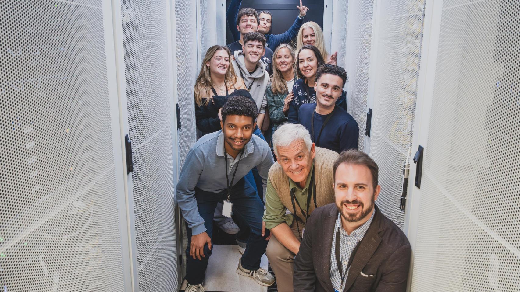 Los estudiantes del Máster de EL ESPAÑOL, durante su visita al centro de datos, junto a Alberto Iglesias, profesor.