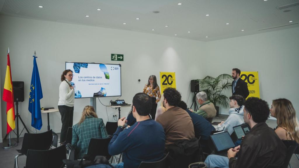 Los estudiantes del Máster de EL ESPAÑOL, durante la formación impartida por Raquel Figueruelo y Alicia Medina (Digital Realty).