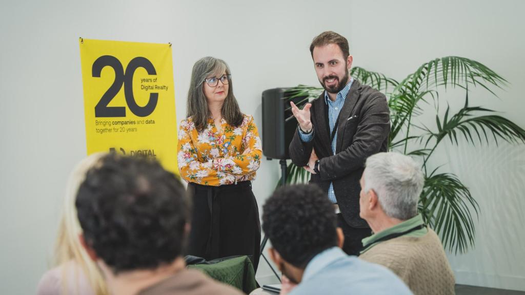 Un instante de la formación en el centro de datos para los estudiantes del Máster de EL ESPAÑOL, con Alicia Medina (Digital Realty) y Alberto Iglesias (DISRUPTORES).