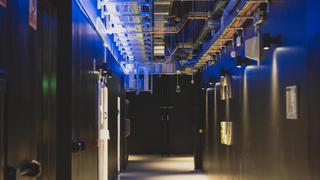 El interior del centro de datos que visitaron los estudiantes del Máster de Periodismo de EL ESPAÑOL.
