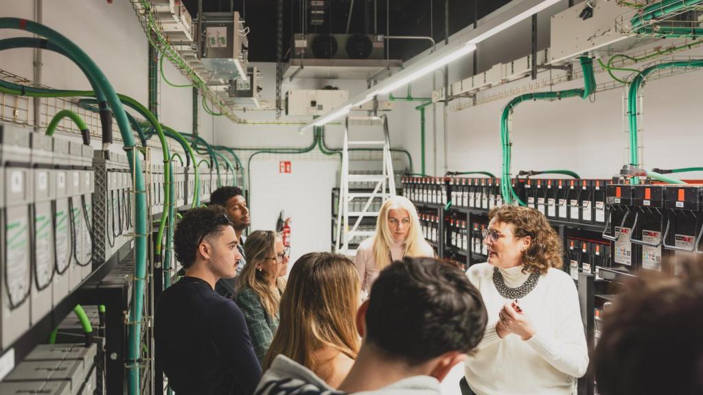 El interior del centro de datos que visitaron los estudiantes del Máster de Periodismo de EL ESPAÑOL.