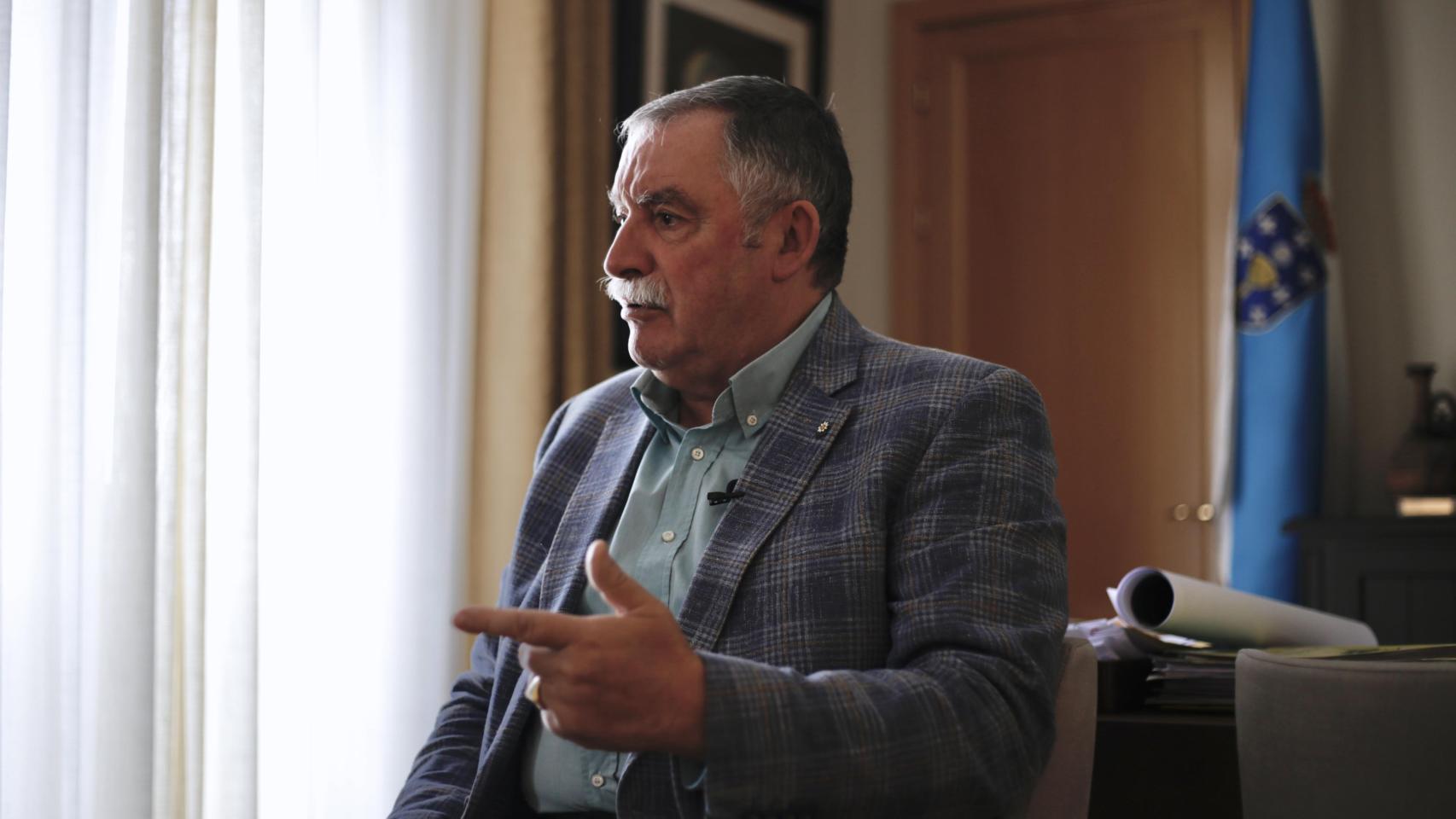 O alcalde de Oleiros, Ángel García Seoane, durante a entrevista con Quincemil.