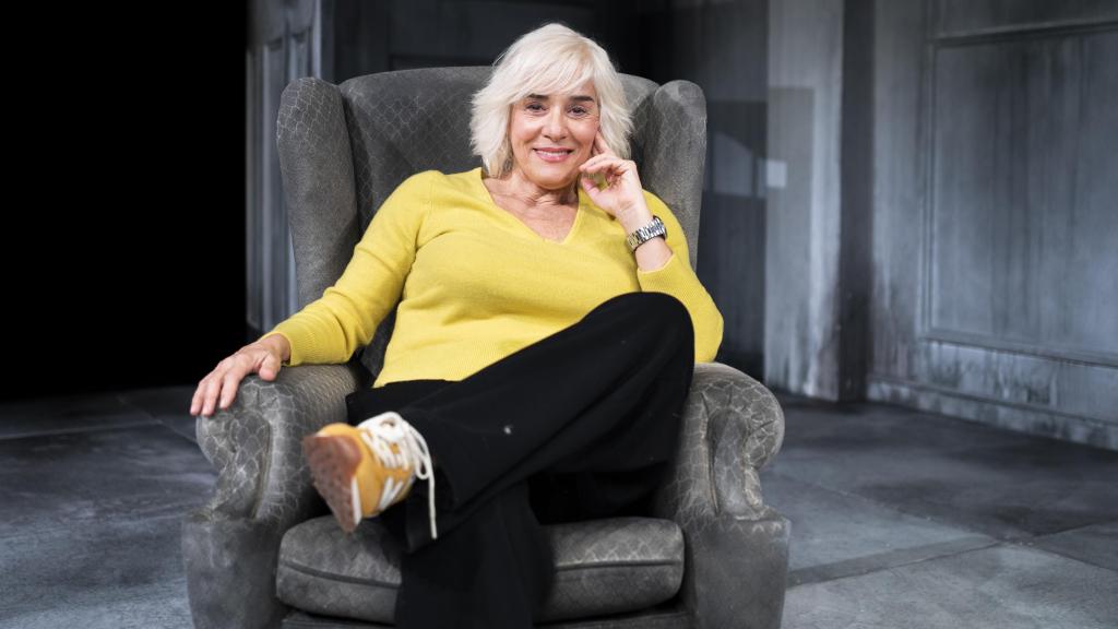 Anabel Alonso, sentada en un sillón en el escenario del Teatro Infanta Isabel.