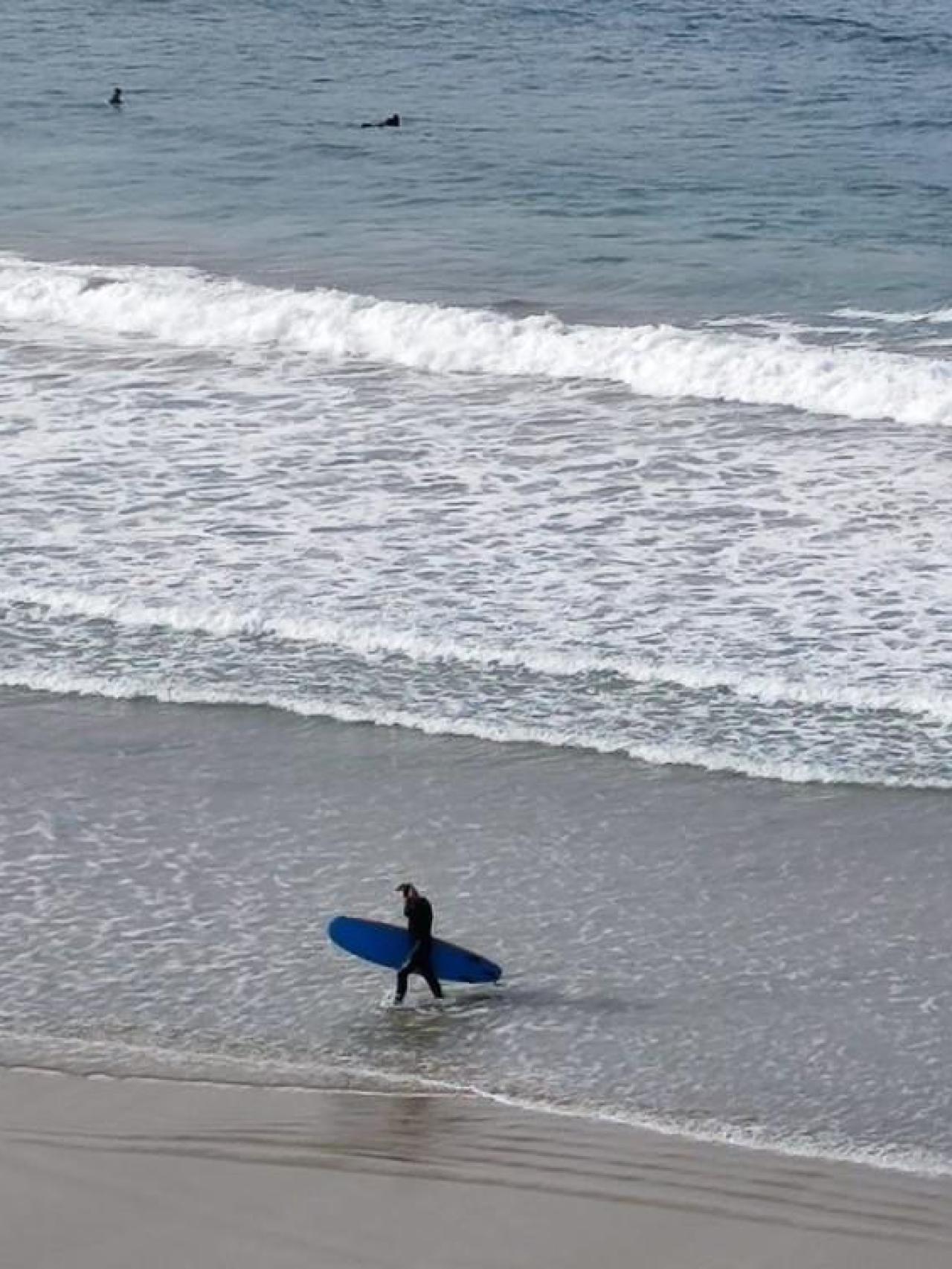 Surfistas en la playa del Orzán.