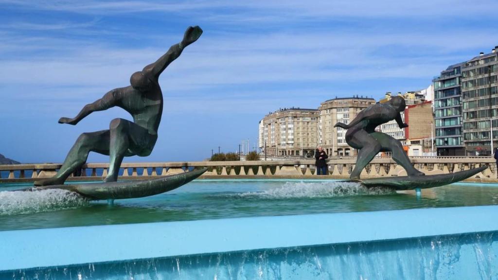 La fuente de los surfistas en el Paseo Marítimo de A Coruña.