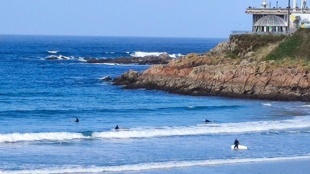 Surfistas en la playa del Matadero de A Coruña, este viernes.