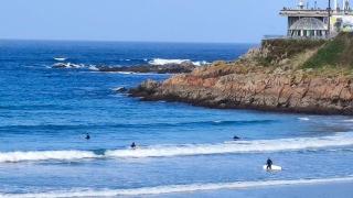 Surfistas en la playa del Matadero de A Coruña, este viernes.