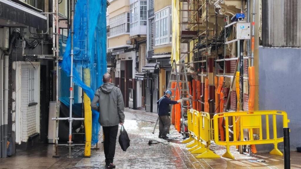 Obras en una calle del centro de A Coruña.