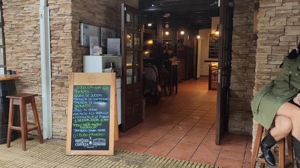 Pizarra con el menú del día en un restaurante de la costa lucense.