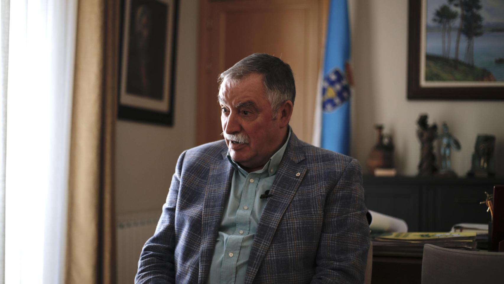 O alcalde de Oleiros, Ángel García Seoane, durante a entrevista con Quincemil.
