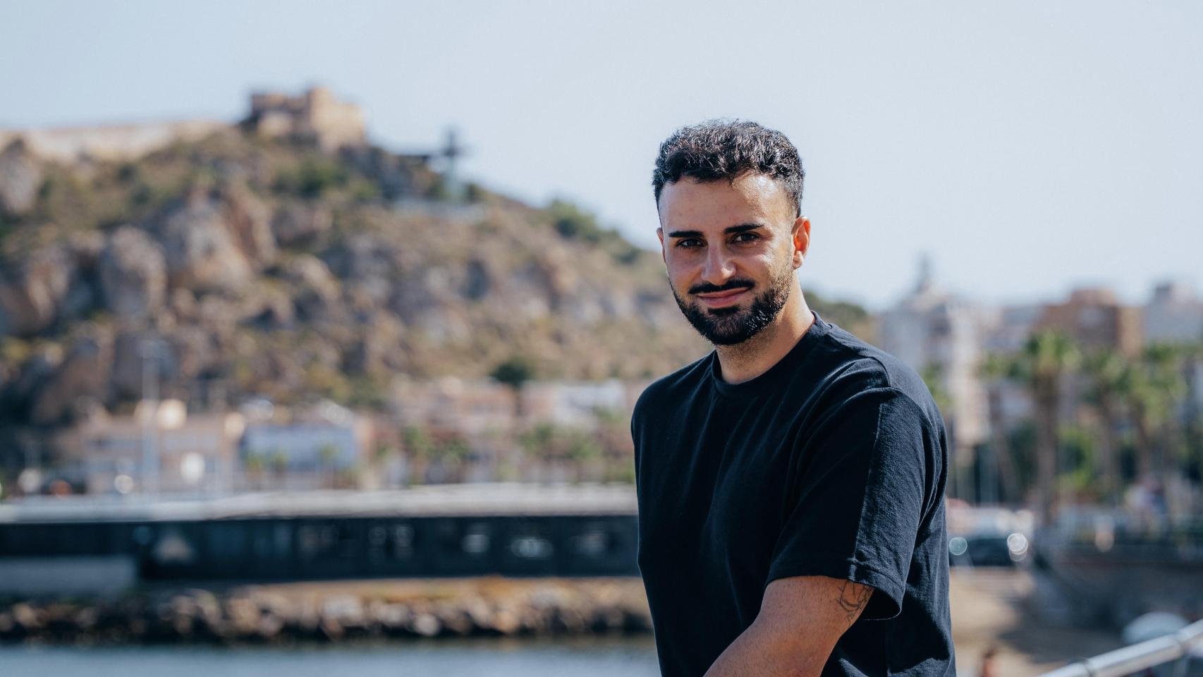 El joven ayuda a buscar la casa ideal a través de sus redes sociales.