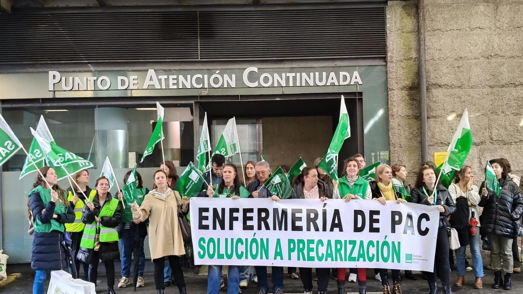 Enfermeros protestan en Santiago por la decisión del Sergas de ampliar la jornada del personal