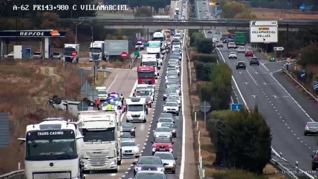 Las retenciones en la A-62 a la altura de Tordesillas por el vuelco de una furgoneta